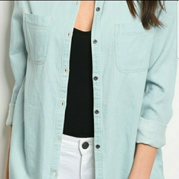 💥ONE LEFT--SMALL💥 Light Denim Chambray Top - Picture 3 of 4